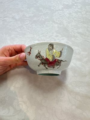 A pair of Chinese famille rose sgraffiato-ground 'Zhang Guolao' bowls, Daoguang mark and of the period — foto 14