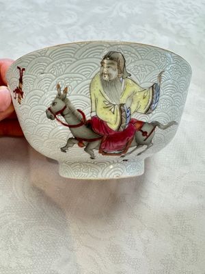 A pair of Chinese famille rose sgraffiato-ground 'Zhang Guolao' bowls, Daoguang mark and of the period — foto 2