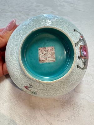 A pair of Chinese famille rose sgraffiato-ground 'Zhang Guolao' bowls, Daoguang mark and of the period — foto 23
