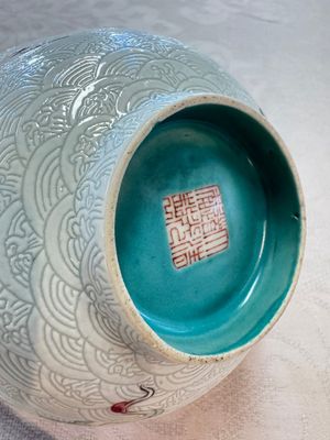 A pair of Chinese famille rose sgraffiato-ground 'Zhang Guolao' bowls, Daoguang mark and of the period — foto 24