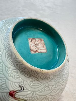 A pair of Chinese famille rose sgraffiato-ground 'Zhang Guolao' bowls, Daoguang mark and of the period — foto 25