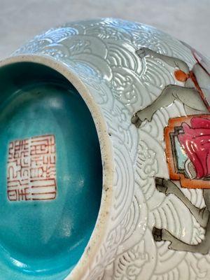 A pair of Chinese famille rose sgraffiato-ground 'Zhang Guolao' bowls, Daoguang mark and of the period — foto 27