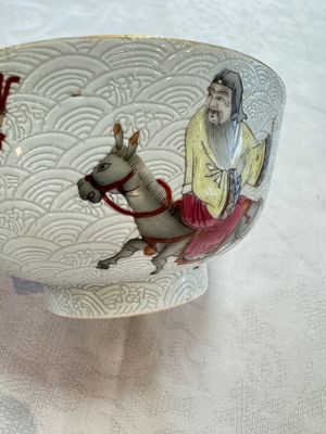 A pair of Chinese famille rose sgraffiato-ground 'Zhang Guolao' bowls, Daoguang mark and of the period — foto 5