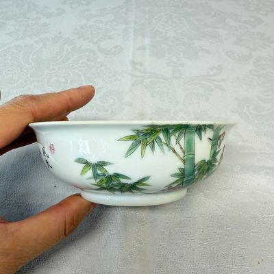 A pair of Chinese famille rose shallow bowls with birds among bamboo, and bats — 照片 5