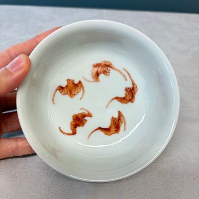 A pair of Chinese famille rose shallow bowls with birds among bamboo, and bats — 照片 6