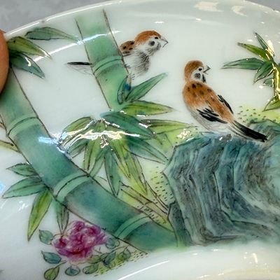 A pair of Chinese famille rose shallow bowls with birds among bamboo, and bats — 照片 8
