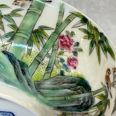 A pair of Chinese famille rose shallow bowls with birds among bamboo, and bats — 照片 9