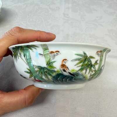 A pair of Chinese famille rose shallow bowls with birds among bamboo, and bats — 照片 11