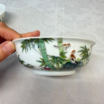 A pair of Chinese famille rose shallow bowls with birds among bamboo, and bats — 照片 13