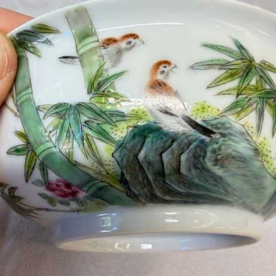 A pair of Chinese famille rose shallow bowls with birds among bamboo, and bats — 照片 17