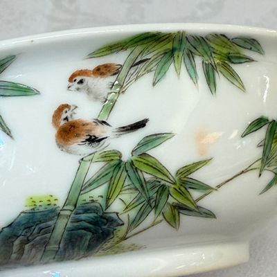 A pair of Chinese famille rose shallow bowls with birds among bamboo, and bats — 照片 18