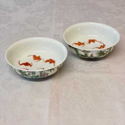 A pair of Chinese famille rose shallow bowls with birds among bamboo, and bats — 照片 1