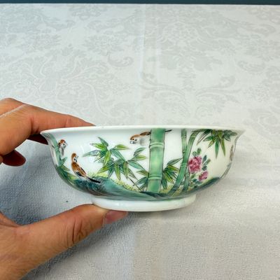 A pair of Chinese famille rose shallow bowls with birds among bamboo, and bats — 照片 2