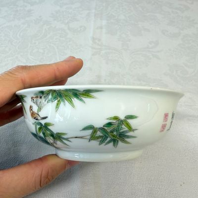 A pair of Chinese famille rose shallow bowls with birds among bamboo, and bats — 照片 3