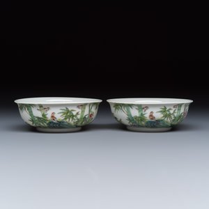 A pair of Chinese famille rose shallow bowls with birds among bamboo, and bats — 照片 2
