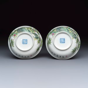 A pair of Chinese famille rose shallow bowls with birds among bamboo, and bats — 照片 7