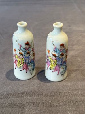 A pair of Chinese famille rose snuff bottles, Qianlong mark, 19th C. — foto 1