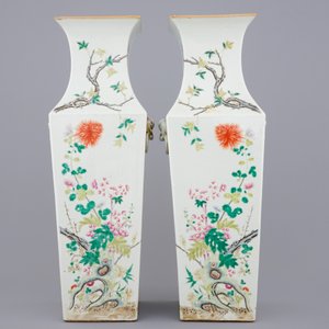 A pair of Chinese famille rose square vases with fine floral decoration, 19th C. — 照片 3