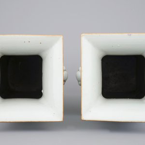 A pair of Chinese famille rose square vases with fine floral decoration, 19th C. — 照片 5