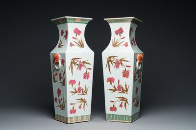 A pair of Chinese famille rose square vases with floral design, 19th C.