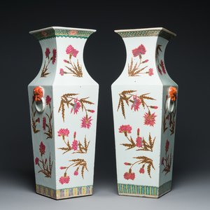 A pair of Chinese famille rose square vases with floral design, 19th C. — 照片 1