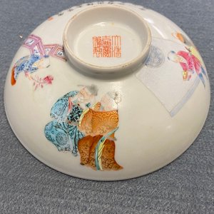A pair of Chinese famille rose stem bowls and covers, Jiaqing mark and of the period — 照片 50