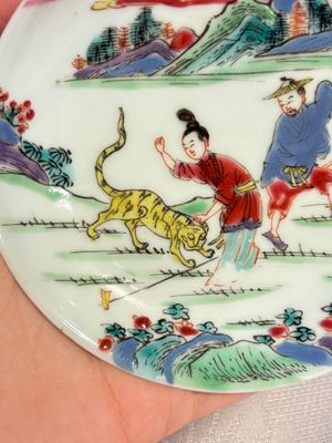 A pair of Chinese famille rose 'Taming the Tiger' saucers, Yongzheng — foto 2