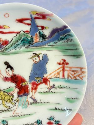 A pair of Chinese famille rose 'Taming the Tiger' saucers, Yongzheng — foto 3