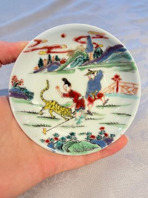 A pair of Chinese famille rose 'Taming the Tiger' saucers, Yongzheng — foto 5
