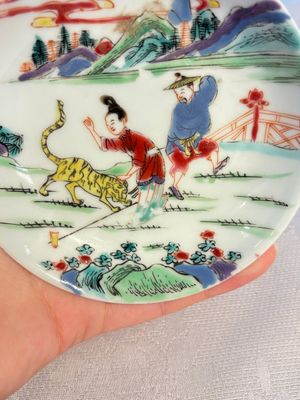 A pair of Chinese famille rose 'Taming the Tiger' saucers, Yongzheng — foto 6