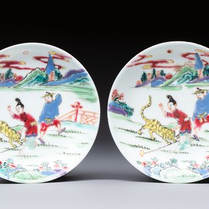 A pair of Chinese famille rose 'Taming the Tiger' saucers, Yongzheng — foto 1