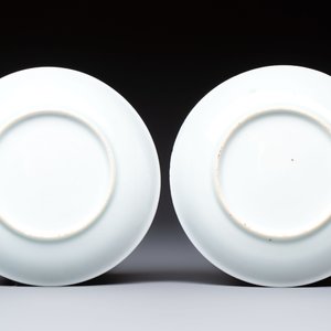 A pair of Chinese famille rose 'Taming the Tiger' saucers, Yongzheng — foto 2
