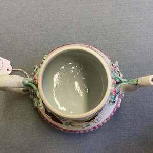 A pair of Chinese famille rose teapots and covers with applied design, Yongzheng — 照片 12
