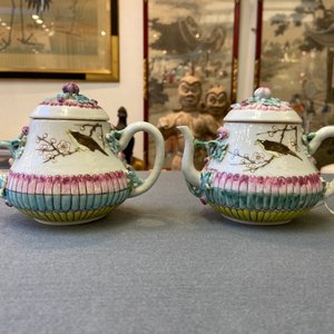 A pair of Chinese famille rose teapots and covers with applied design, Yongzheng — 照片 7