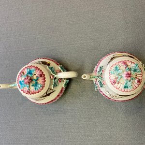 A pair of Chinese famille rose teapots and covers with applied design, Yongzheng — 照片 8