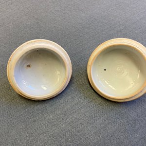 A pair of Chinese famille rose teapots and covers with applied design, Yongzheng — 照片 10