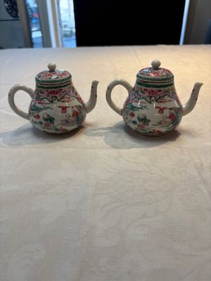 A pair of Chinese famille rose teapots and covers, Yongzheng — 照片 1