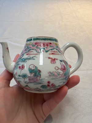 A pair of Chinese famille rose teapots and covers, Yongzheng — 照片 12