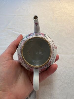 A pair of Chinese famille rose teapots and covers, Yongzheng — 照片 14