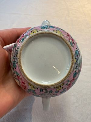 A pair of Chinese famille rose teapots and covers, Yongzheng — 照片 15