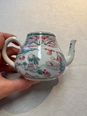 A pair of Chinese famille rose teapots and covers, Yongzheng — 照片 2