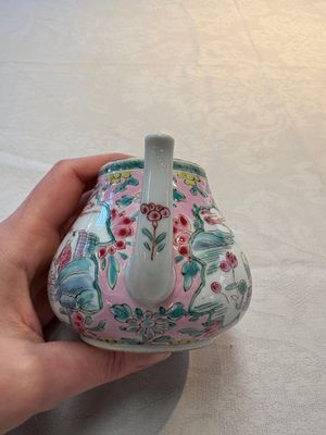 A pair of Chinese famille rose teapots and covers, Yongzheng — 照片 3