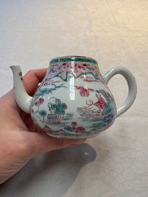A pair of Chinese famille rose teapots and covers, Yongzheng — 照片 4