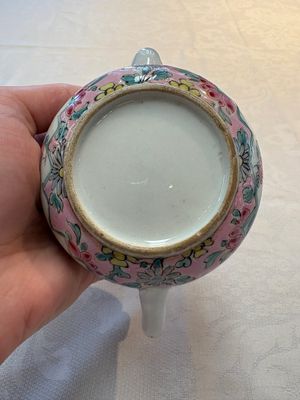 A pair of Chinese famille rose teapots and covers, Yongzheng — 照片 7