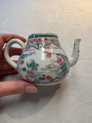 A pair of Chinese famille rose teapots and covers, Yongzheng — 照片 10