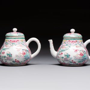 A pair of Chinese famille rose teapots and covers, Yongzheng — 照片 2