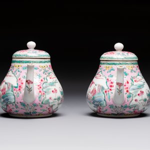 A pair of Chinese famille rose teapots and covers, Yongzheng — 照片 3