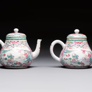 A pair of Chinese famille rose teapots and covers, Yongzheng — 照片 5