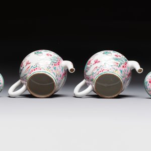 A pair of Chinese famille rose teapots and covers, Yongzheng — 照片 6