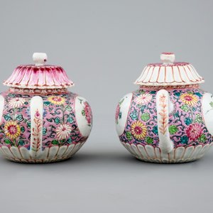 A pair of Chinese famille rose teapots on stand, Yongzheng/Qianlong, 18th C. — 照片 5